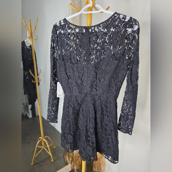 Long lace sleeves mini romper - Picture 6 of 9